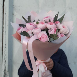 15 розовых ранункулюсов